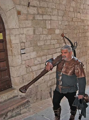 Carrying a crossbow in Assisi