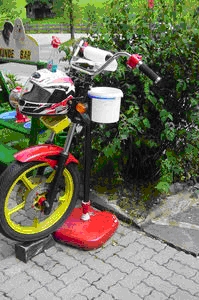 Helmet cleaning stand