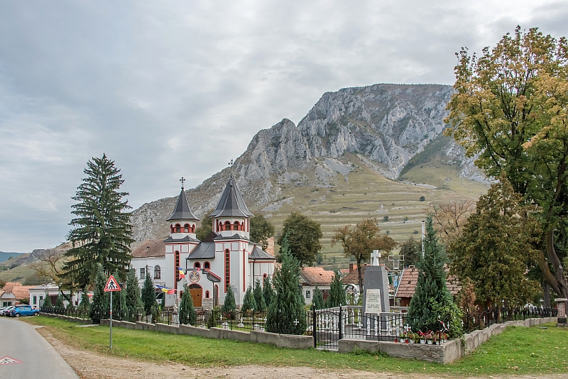 Colțești's parish church, in the shadow of Mount Piatra Secuiului